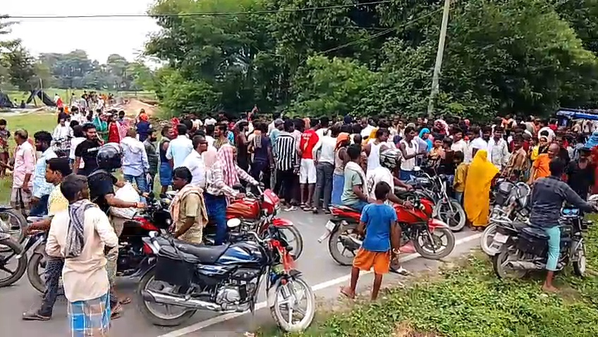 समस्तीपुर: मकान निर्माण के दौरान 11,000 वोल्ट करंट की चपेट में आने से मजदूर की दर्दनाक मौत, मुआवजे को लेकर सड़क जाम 3