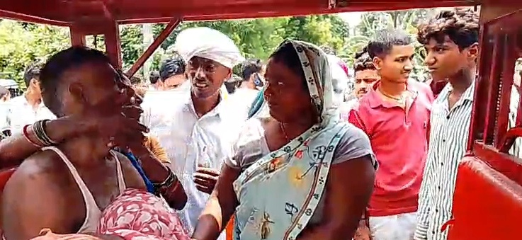 समस्तीपुर: मकान निर्माण के दौरान 11,000 वोल्ट करंट की चपेट में आने से मजदूर की दर्दनाक मौत, मुआवजे को लेकर सड़क जाम 2
