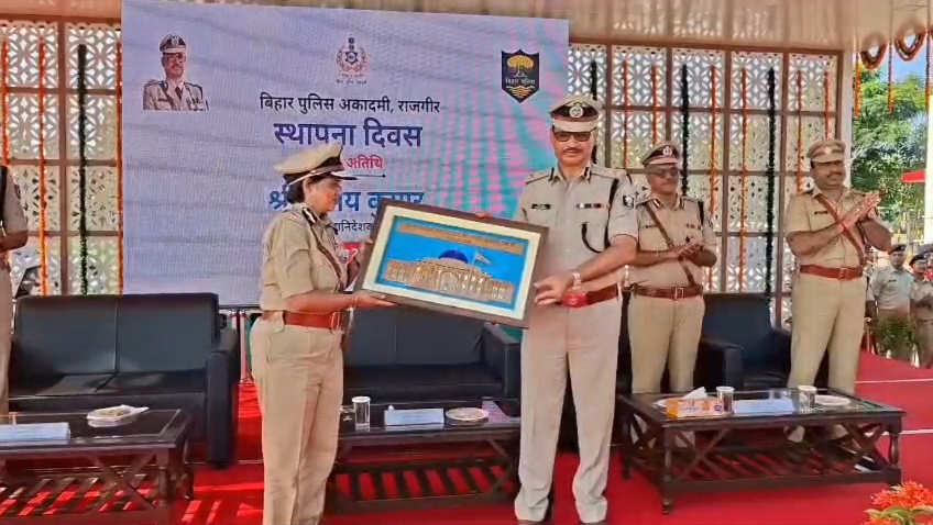 राजगीर: बिहार पुलिस अकादमी के स्थापना दिवस पर डीजीपी विनय कुमार का कड़ा निर्देश—"पुलिस नौकरी नहीं, 24 घंटे की सेवा है" 15