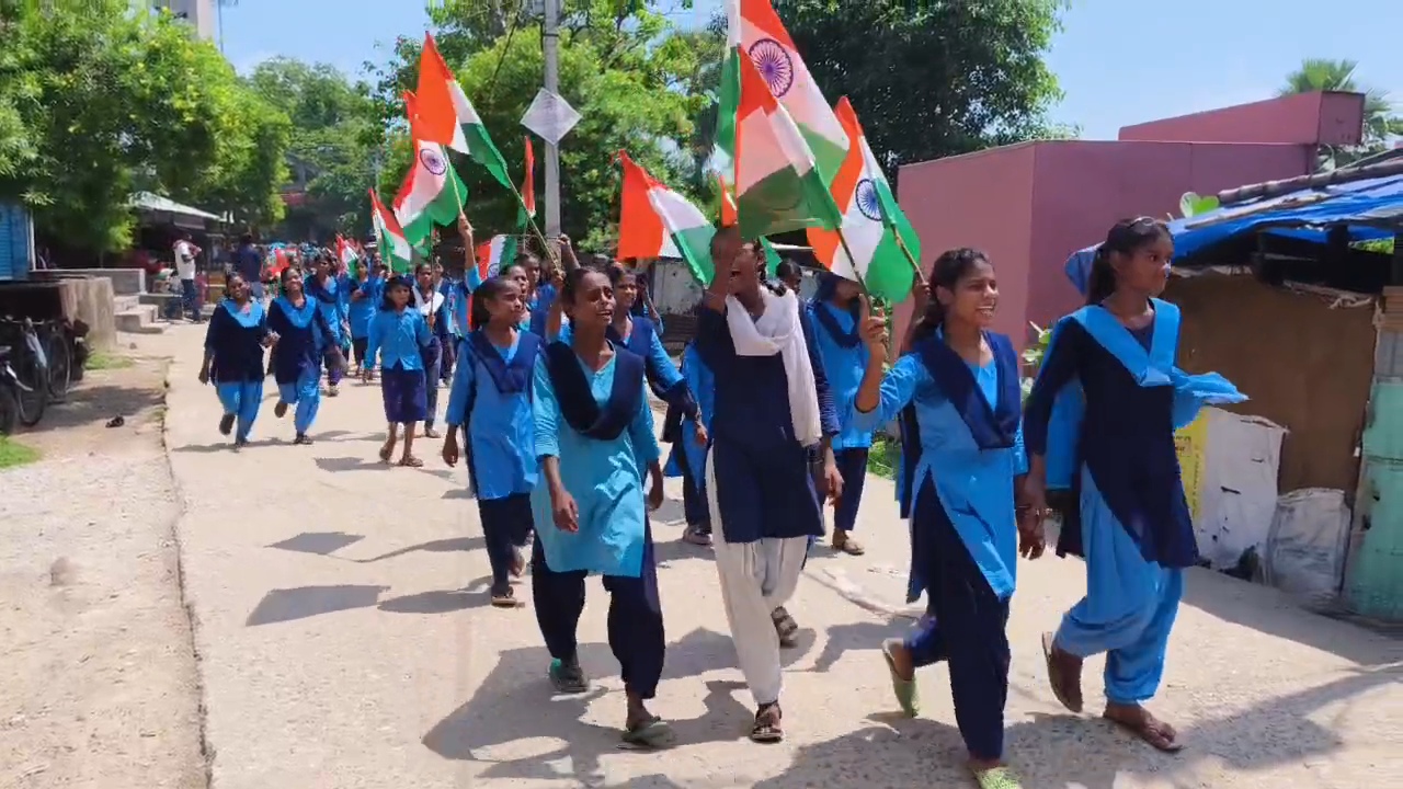 नालंदा: परवलपुर में निकली तिरंगा यात्रा, हजारों बच्चों ने लगाए देशभक्ति के नारे, तिरंगे के रंग में रंगा परवलपुर, बच्चों ने निकाली विशाल तिरंगा यात्रा 2