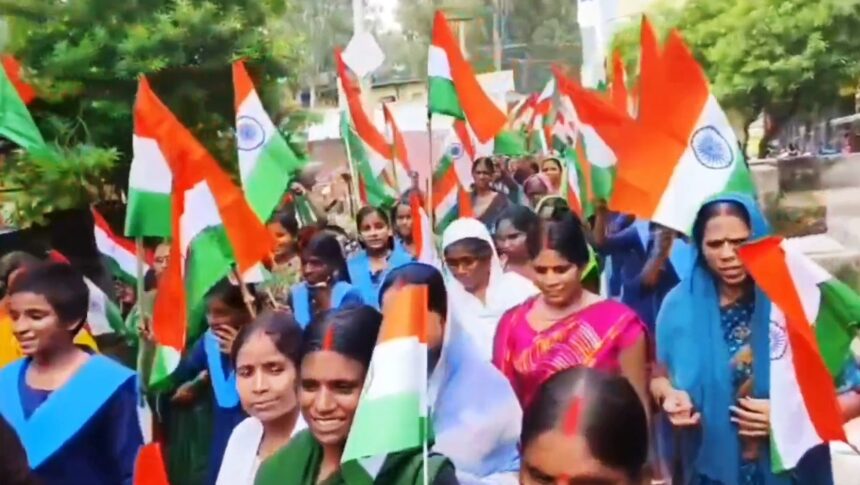 नालंदा: परवलपुर में निकली तिरंगा यात्रा, हजारों बच्चों ने लगाए देशभक्ति के नारे, तिरंगे के रंग में रंगा परवलपुर, बच्चों ने निकाली विशाल तिरंगा यात्रा 1