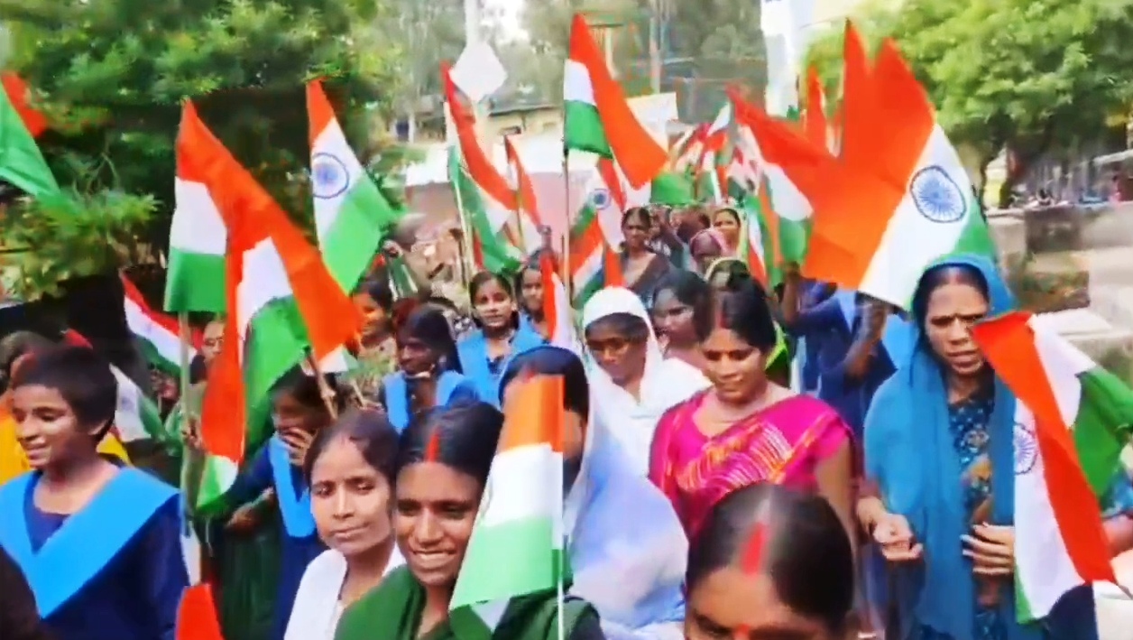 नालंदा: परवलपुर में निकली तिरंगा यात्रा, हजारों बच्चों ने लगाए देशभक्ति के नारे, तिरंगे के रंग में रंगा परवलपुर, बच्चों ने निकाली विशाल तिरंगा यात्रा 13