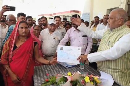 नालंदा: ग्रामीण विकास मंत्री श्रवण कुमार पहुंचे वेन प्रखंड कार्यालय, 21 भूमिहीन परिवारों के बीच किया तीन-तीन डिसमिल जमीन के पर्चा का वितरण 6