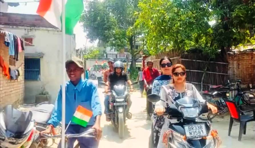 समस्तीपुर: मॉडल इंटर विद्यालय बथुआ बुजुर्ग में तिरंगा यात्रा को लेकर उठे सवाल, विभागीय जांच की मांग 4
