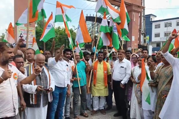 बीजेपी द्वारा बिहार शरीफ श्रम कल्याण केंद्र के मैदान से निकाला गया तिरंगा यात्रा, बीजेपी विधायक डॉ सुनील प्रदेश मंत्री संजय गुप्ता जिलाध्यक्ष राजेश कुमार ने दिखाई हरी झंडी 5
