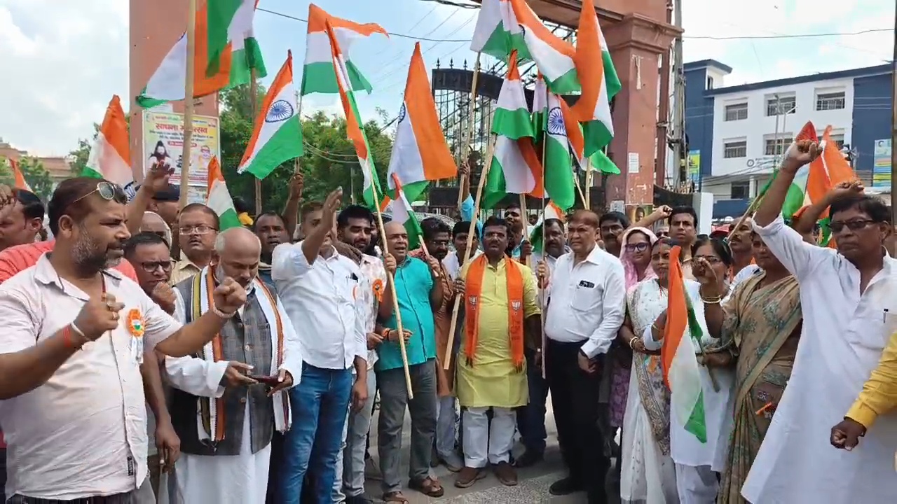 बीजेपी द्वारा बिहार शरीफ श्रम कल्याण केंद्र के मैदान से निकाला गया तिरंगा यात्रा, बीजेपी विधायक डॉ सुनील प्रदेश मंत्री संजय गुप्ता जिलाध्यक्ष राजेश कुमार ने दिखाई हरी झंडी 6