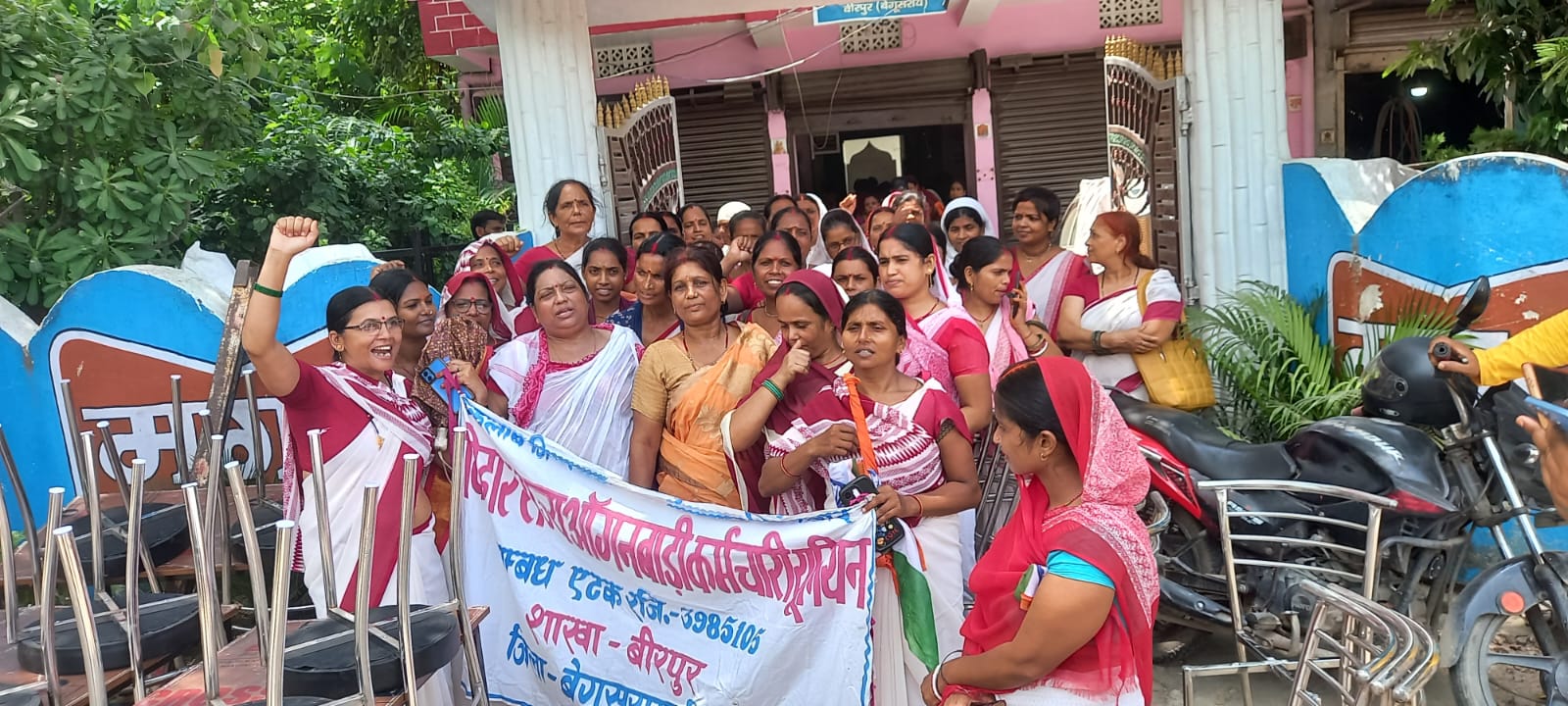 आंगनबाड़ी सेविकाओं ने 10 सूत्री मांगों को लेकर वीरपुर में किया प्रदर्शन, सीडीपीओ को सौंपा ज्ञापन 2