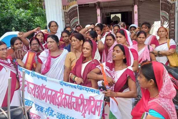 आंगनबाड़ी सेविकाओं ने 10 सूत्री मांगों को लेकर वीरपुर में किया प्रदर्शन, सीडीपीओ को सौंपा ज्ञापन 5
