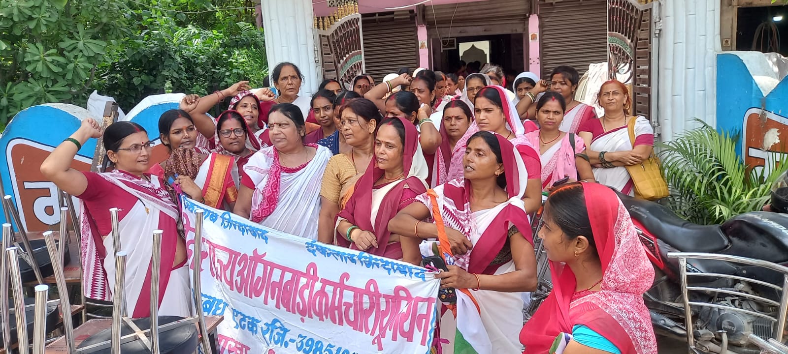 आंगनबाड़ी सेविकाओं ने 10 सूत्री मांगों को लेकर वीरपुर में किया प्रदर्शन, सीडीपीओ को सौंपा ज्ञापन 8