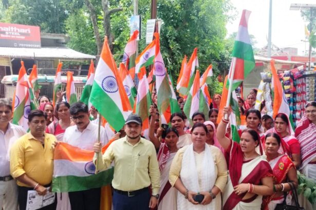 वीरपुर में सीडीपीओ और बीडीओ के नेतृत्व में आंगनबाड़ी सेविकाओं ने निकाली तिरंगा यात्रा 3