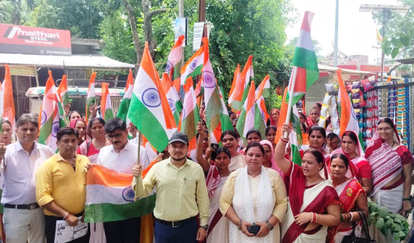 वीरपुर में सीडीपीओ और बीडीओ के नेतृत्व में आंगनबाड़ी सेविकाओं ने निकाली तिरंगा यात्रा 6