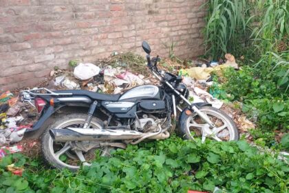 वीरपुर में चोरों द्वारा फेंकी गई चोरी की बाइक बरामद, पुलिस ने मालिक को सौंपी 12