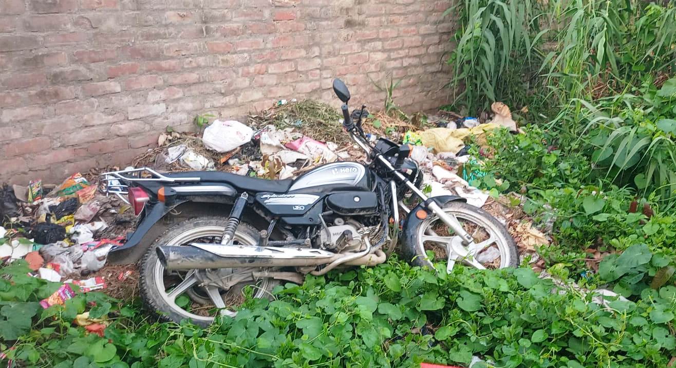 वीरपुर में चोरों द्वारा फेंकी गई चोरी की बाइक बरामद, पुलिस ने मालिक को सौंपी 4