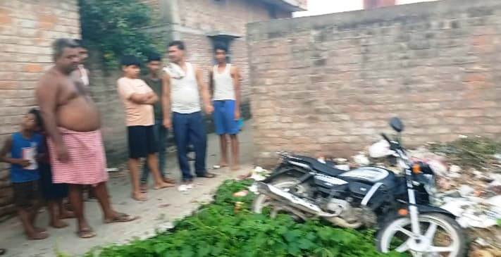 वीरपुर में चोरों द्वारा फेंकी गई चोरी की बाइक बरामद, पुलिस ने मालिक को सौंपी 2