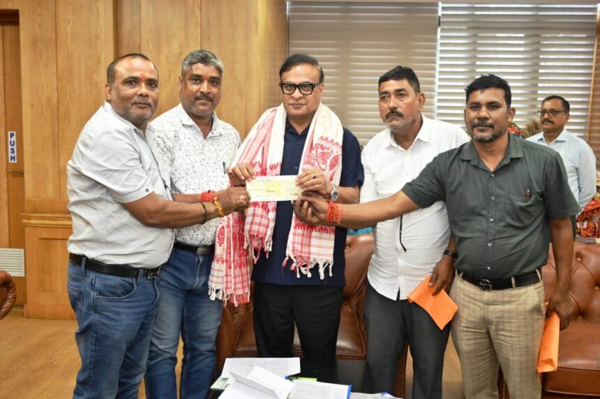 असम बाढ़ पीड़ितों के लिए मसीहा बने उजियारपुर के समाजसेवी राजू सहनी: मुख्यमंत्री हिमंता बिस्वा सरमा को सौंपा 1,11,001 रुपये का चेक 1
