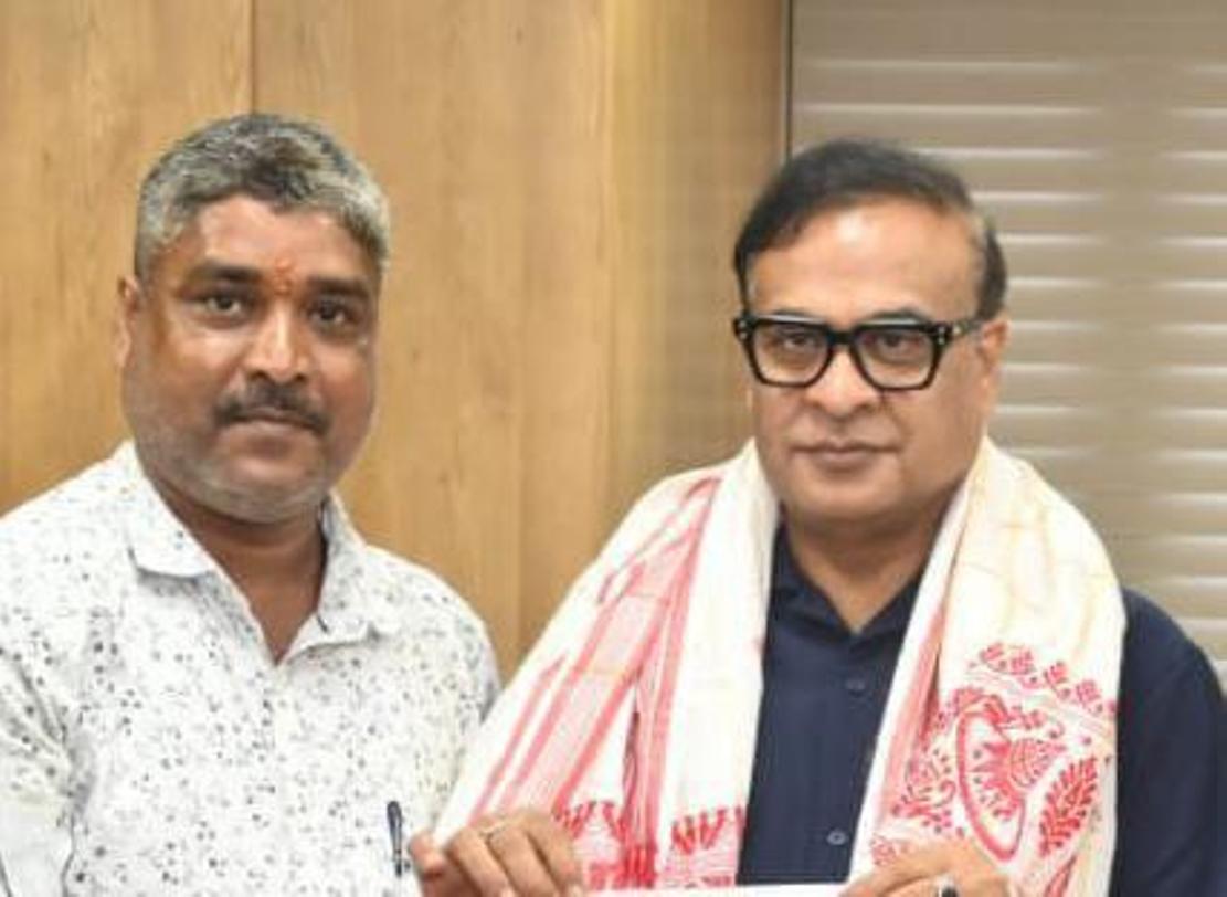 असम बाढ़ पीड़ितों के लिए मसीहा बने उजियारपुर के समाजसेवी राजू सहनी: मुख्यमंत्री हिमंता बिस्वा सरमा को सौंपा 1,11,001 रुपये का चेक 2