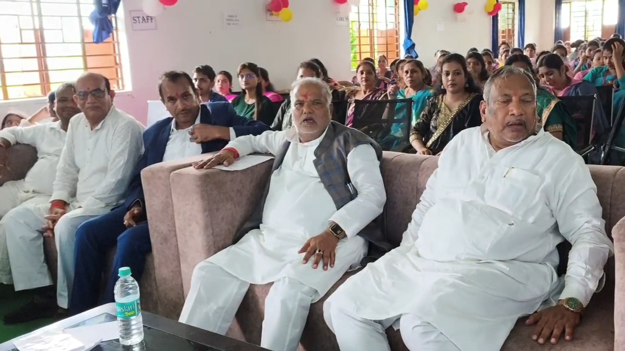 मंत्री श्रवण कुमार ने नेता प्रतिपक्ष पर किया पलटवार कहा तेजस्वी यादव पार्ट टाइमर नेता, इसीलिए जनता ने विपक्ष में बैठाया, शराबबंदी के बाद बिहार में सामाजिक बदलाव, महिलाओं के खिलाफ हिंसा में आई कमी 3