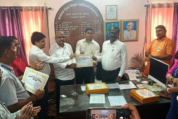 शिक्षा के क्षेत्र में उत्कृष्ट कार्य के लिए बेगूसराय के शिक्षक सम्मानित, डीईओ और डीपीओ के हाथों हुआ सम्मान 5