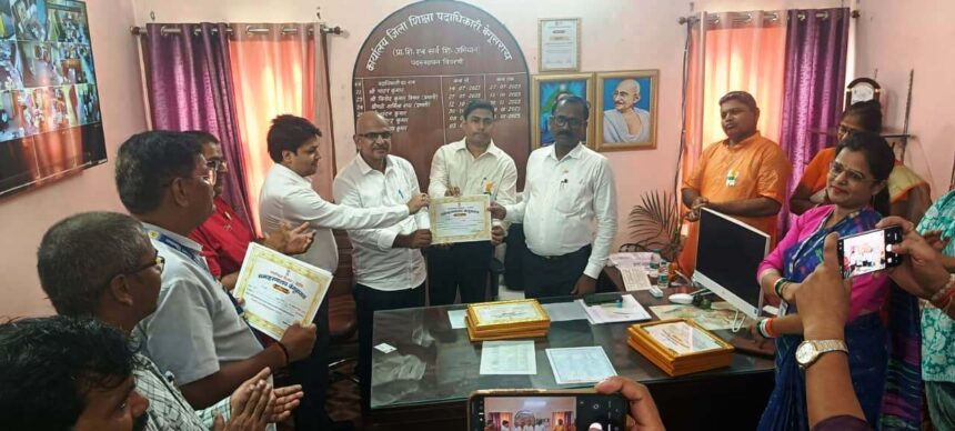 शिक्षा के क्षेत्र में उत्कृष्ट कार्य के लिए बेगूसराय के शिक्षक सम्मानित, डीईओ और डीपीओ के हाथों हुआ सम्मान 1