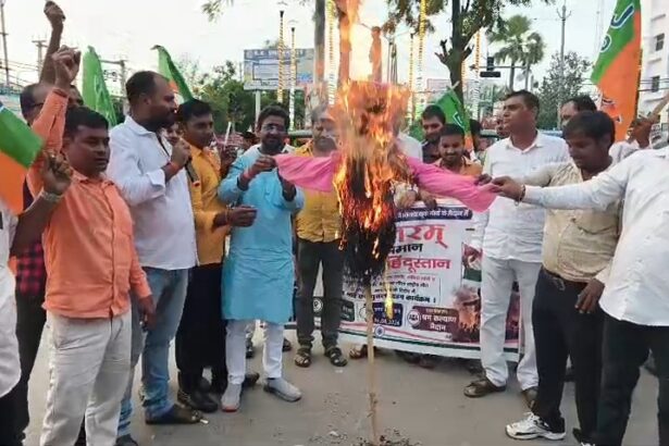 नालंदा: राष्ट्रीय गीत के कथित अपमान पर भड़की बीजेपी युवा मोर्चा, कांग्रेस के विरोध में बीजेपी युवा मोर्चा का कैंडल मार्च,राहुल-सोनिया-खड़गे का फूंका पुतला,राष्ट्र का अपमान कतई बर्दाश्त नहीं’ 1