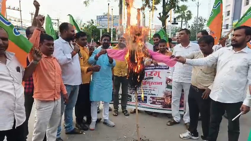 नालंदा: राष्ट्रीय गीत के कथित अपमान पर भड़की बीजेपी युवा मोर्चा, कांग्रेस के विरोध में बीजेपी युवा मोर्चा का कैंडल मार्च,राहुल-सोनिया-खड़गे का फूंका पुतला,राष्ट्र का अपमान कतई बर्दाश्त नहीं’ 3
