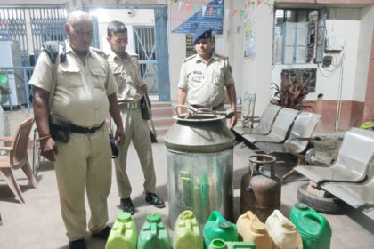 भगवानपुर पुलिस ने भीठ गंडक नदी किनारे की छापेमारी, 120 लीटर देशी शराब बरामद और 1365 लीटर कच्चा माल विनष्ट 22
