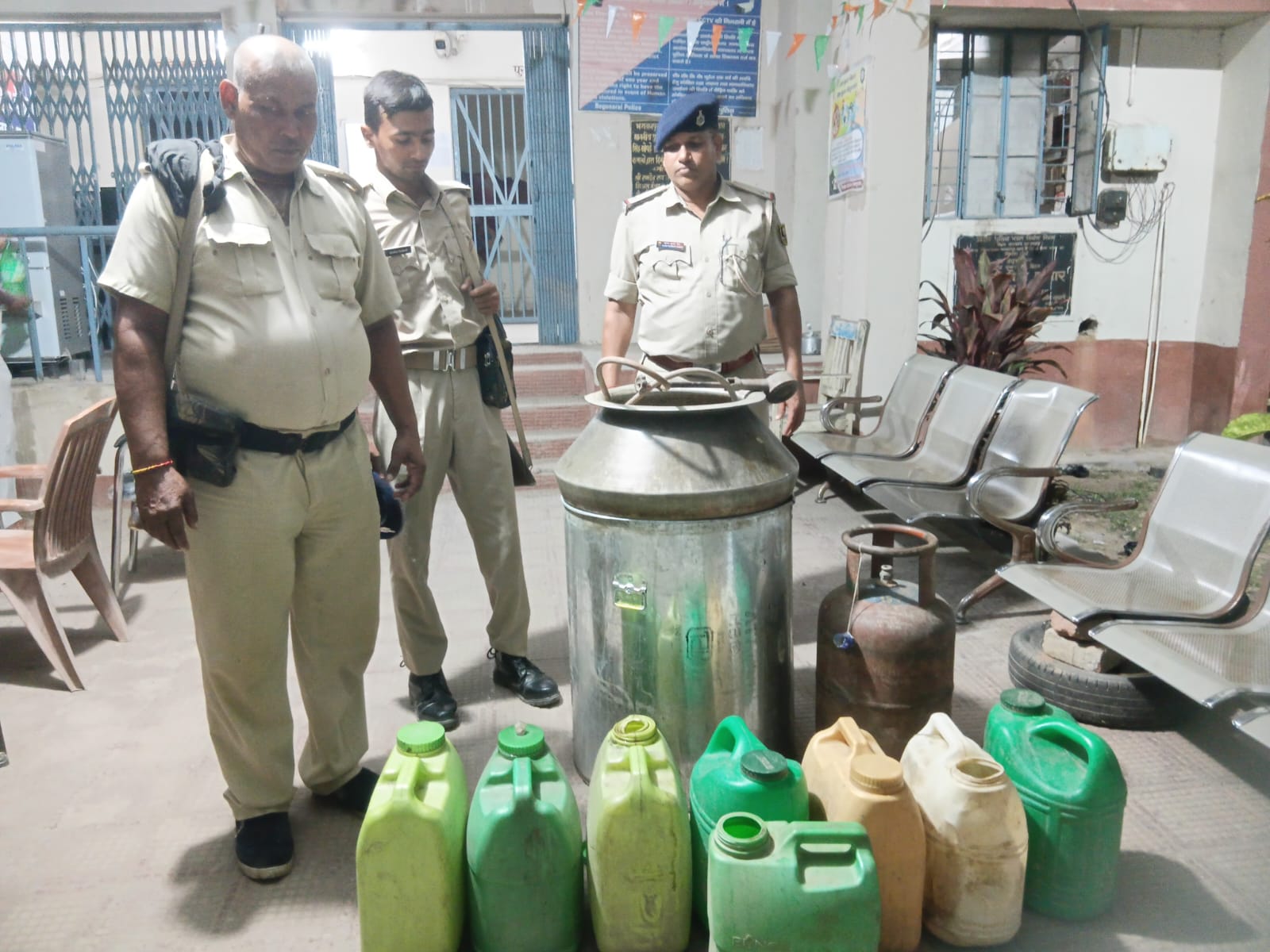 भगवानपुर पुलिस ने भीठ गंडक नदी किनारे की छापेमारी, 120 लीटर देशी शराब बरामद और 1365 लीटर कच्चा माल विनष्ट 5