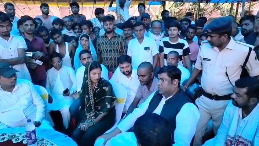 नालंदा में पंचायत समिति सदस्य श्याम प्रसाद बिंद की हत्या पर सियासत तेज: पीड़ित परिवार से मिले मुकेश सहनी, प्रशासन को घेरा 2