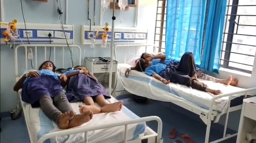 नालंदा: मिड-डे मील में नमक की जगह गलती से सर्फ मिलने से दो दर्जन से अधिक छात्राएं बीमार, बिहार शरीफ मॉडल अस्पताल में भर्ती 1