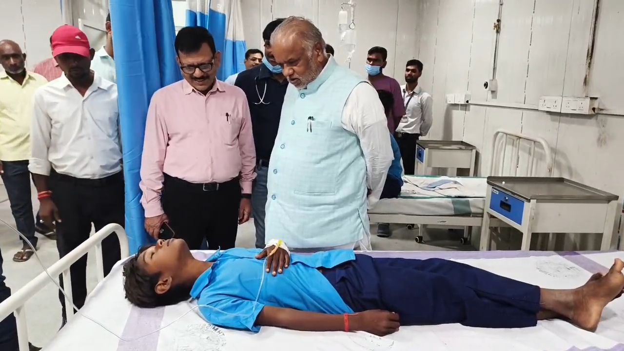 ग्रामीण विकास मंत्री श्रवण कुमार पहुंचे बिहार शरीफ सदर अस्पताल, मिड डे मिल खाने से बीमार हुए बच्चों का जाना हाल चाल, घटना की होगी जांच 2