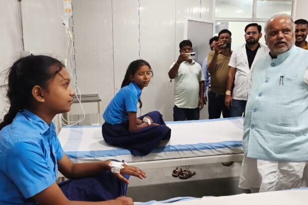 ग्रामीण विकास मंत्री श्रवण कुमार पहुंचे बिहार शरीफ सदर अस्पताल, मिड डे मिल खाने से बीमार हुए बच्चों का जाना हाल चाल, घटना की होगी जांच 7
