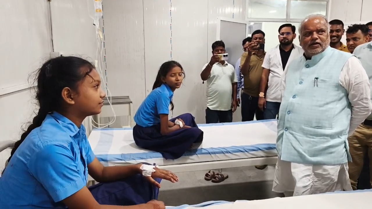 ग्रामीण विकास मंत्री श्रवण कुमार पहुंचे बिहार शरीफ सदर अस्पताल, मिड डे मिल खाने से बीमार हुए बच्चों का जाना हाल चाल, घटना की होगी जांच 7
