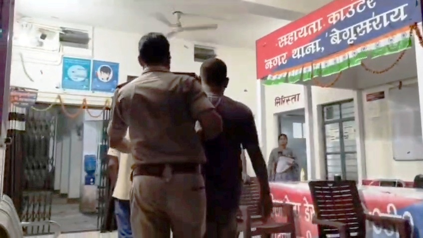 बेगूसराय में नशा तस्करों पर बड़ा एक्शन: 31 पेटी कोडीन सिरप, शराब और बीयर के साथ दो गिरफ्तार 4