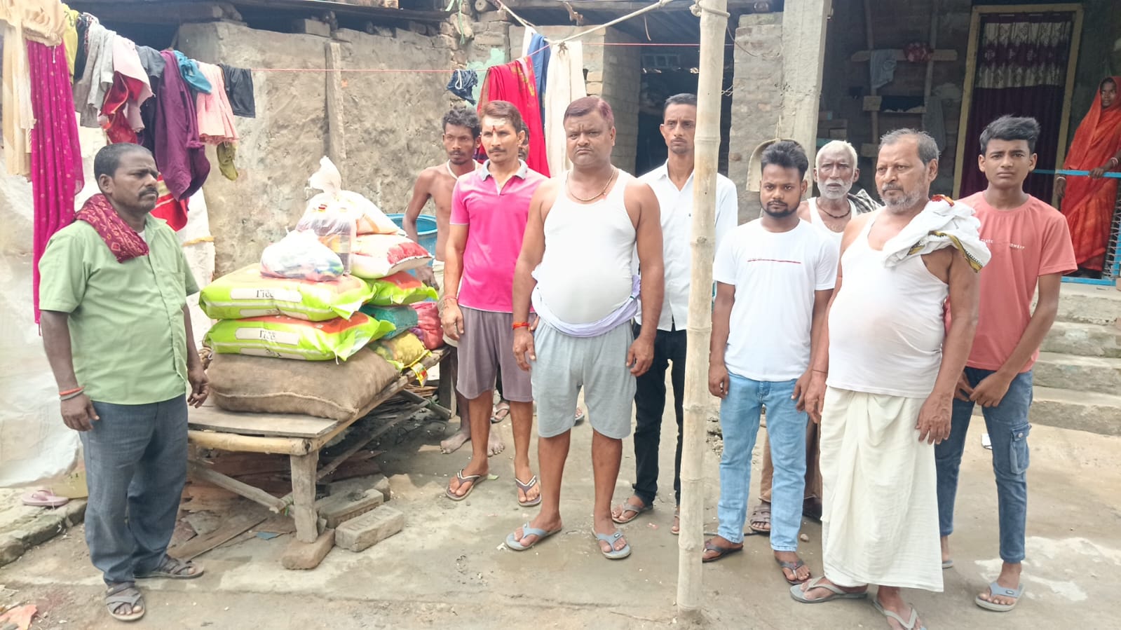 समस्तीपुर के उजियारपुर में इंसानियत की मिसाल: दृष्टिहीन मदन दास के निधन के बाद बेसहारा परिवार की मदद को आगे आए समाजसेवी राजू सहनी 5