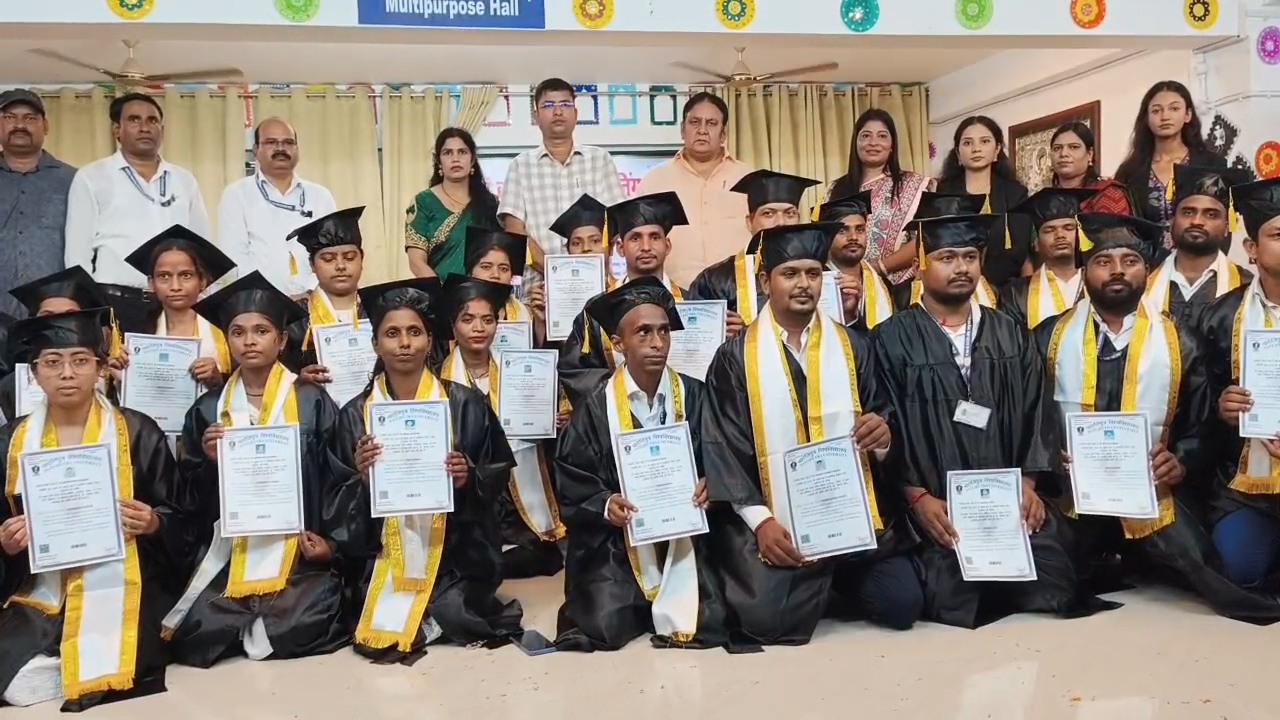 मां बच्चन देवी टीचर्स ट्रेनिंग कॉलेज में दीक्षांत समारोह: 210 छात्र-छात्राओं को मिली डिग्री, सावन महोत्सव में झूमे विद्यार्थी 2