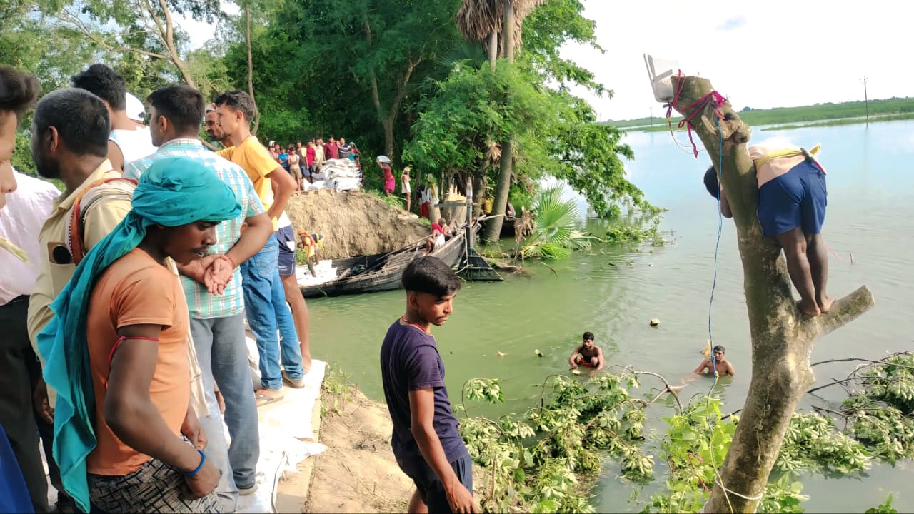 बेगूसराय के बछवाड़ा में जमींदारी बांध के टूटे हिस्से की मरम्मति कार्य का जायजा लेने पहुंचे जिलाधिकारी 2