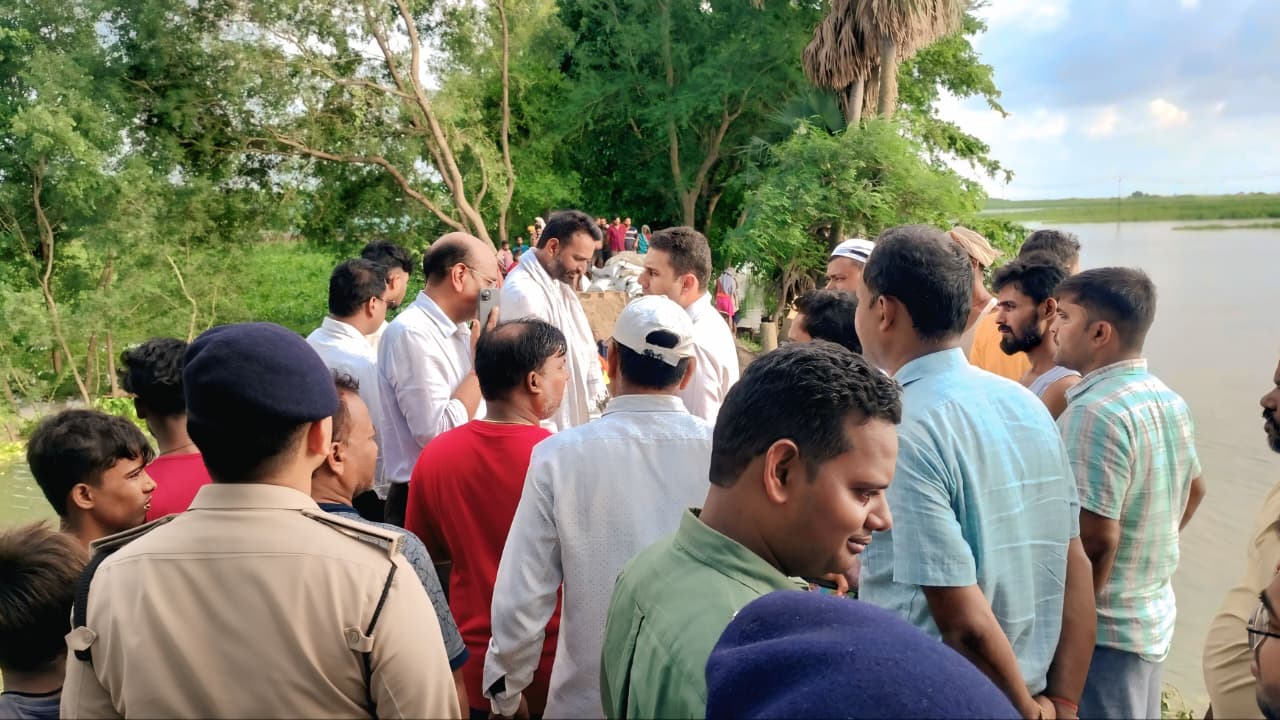 बेगूसराय के बछवाड़ा में जमींदारी बांध के टूटे हिस्से की मरम्मति कार्य का जायजा लेने पहुंचे जिलाधिकारी 4