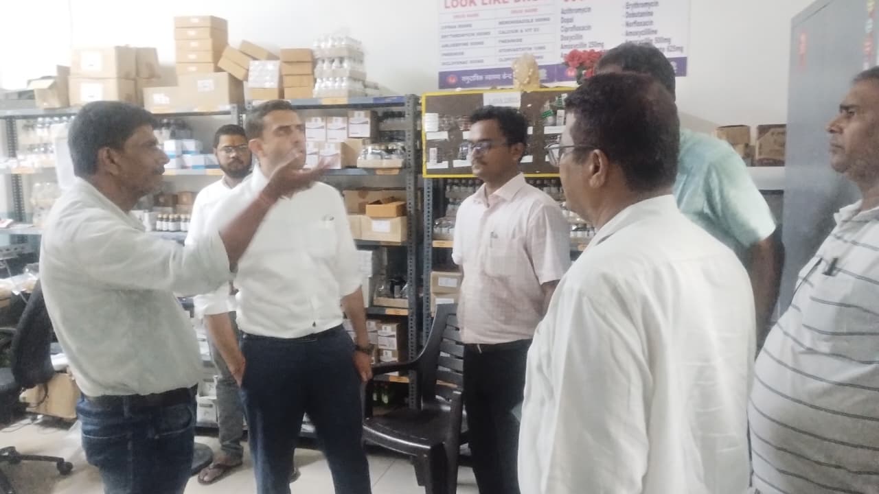 जिलाधिकारी बेगूसराय रिची पाण्डेय ने बाढ़ पूर्व तैयारी को लेकर सीएचसी बछवाड़ा का किया औचक निरीक्षण 3