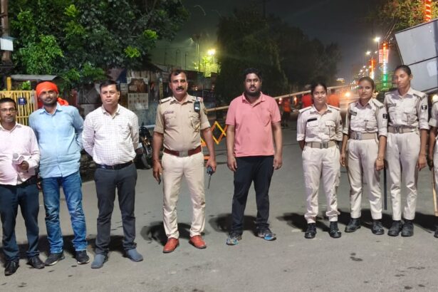समस्तीपुर: सावन की अंतिम सोमवारी पर ट्रैफिक व्यवस्था की कमान संभालते दिखे डीएसपी 9