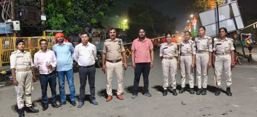 समस्तीपुर: सावन की अंतिम सोमवारी पर ट्रैफिक व्यवस्था की कमान संभालते दिखे डीएसपी 1