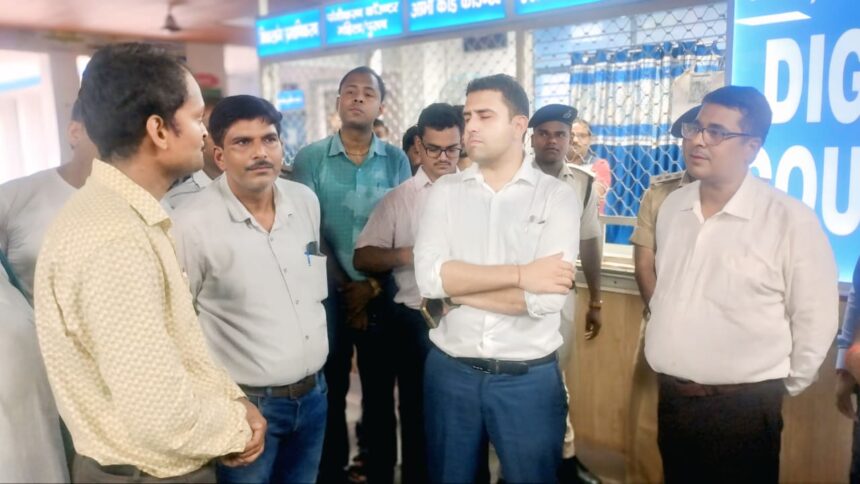 जिलाधिकारी बेगूसराय रिची पाण्डेय ने बाढ़ पूर्व तैयारी को लेकर सीएचसी बछवाड़ा का किया औचक निरीक्षण 1