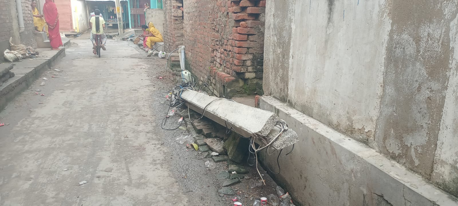 वीरपुर में बड़ा हादसा टला: डीजे लदी पिकअप ने 440 वोल्ट के पोल को मारी टक्कर, सेवादारों की सूझबूझ से सुरक्षित निकले कांवरिए 2