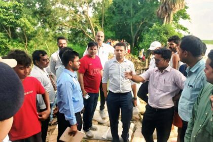 बेगूसराय के बछवाड़ा में जमींदारी बांध के टूटे हिस्से की मरम्मति कार्य का जायजा लेने पहुंचे जिलाधिकारी 26