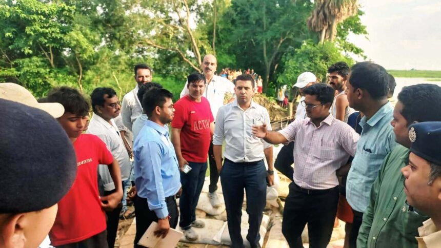 बेगूसराय के बछवाड़ा में जमींदारी बांध के टूटे हिस्से की मरम्मति कार्य का जायजा लेने पहुंचे जिलाधिकारी 1