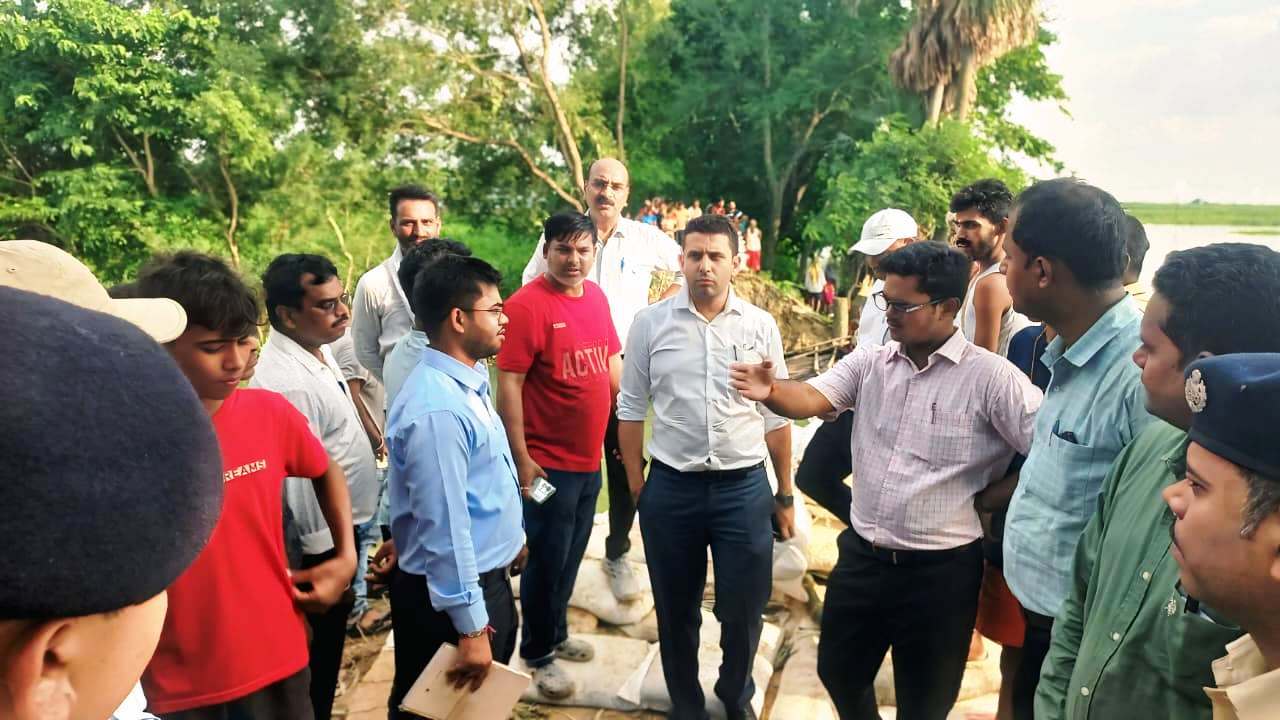 बेगूसराय के बछवाड़ा में जमींदारी बांध के टूटे हिस्से की मरम्मति कार्य का जायजा लेने पहुंचे जिलाधिकारी 9