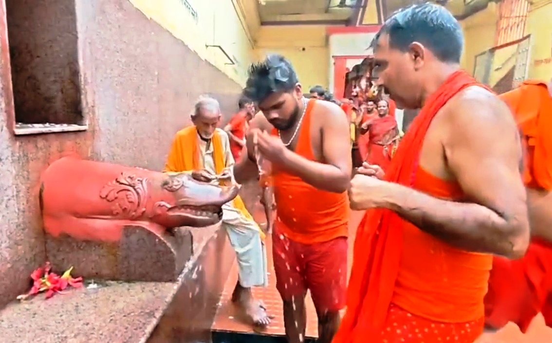 सावन के आखिरी सोमवार को गुलजार हुआ राजगीर, शिवभक्ति के साथ पर्यटन का संगम, कांवरियों से गुलजार राजगीर, गर्म कुंड से लेकर नेचर सफारी जू सफारी तक उमड़ी भीड़,गर्म कुंड में स्नान कर मिटा रहे है अपनी थकान 2
