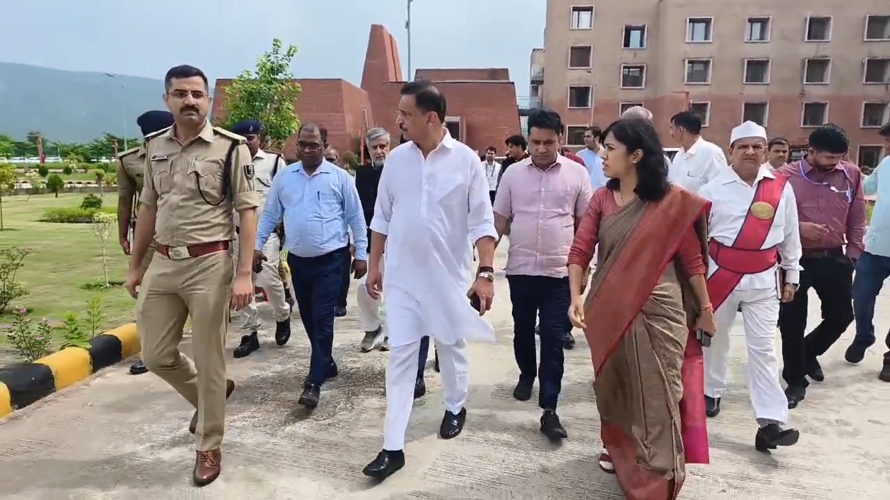 TRE-4 आंदोलन पर बोले बीजेपी सांसद मनोज तिवारी छात्रों की हर समस्या सुनी जाएगी, शांतिपूर्ण तरीके से रखें अपनी बात, मनोज तिवारी की छात्रों से अपील शांतिपूर्वक दें ज्ञापन 2