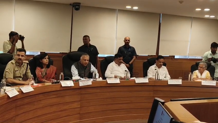 नालंदा विश्वविद्यालय में स्टैंडिंग कमेटी की बैठक, सांसद संजय झा,सांसद मनोज तिवारी सांसद राजीव प्रताप रूढ़ि,सांसद इमरान प्रताप गढ़ी विश्वविद्यालय के वाइस चांसलर सचिन चतुर्वेदी रहे मौजूद 2