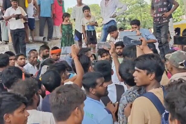 इलाज में लापरवाही का आरोप: प्रसव के दौरान महिला की मौत पर बेगूसराय में भारी बवाल, क्लीनिक में तोड़फोड़ कर NH-31 किया जाम। 3