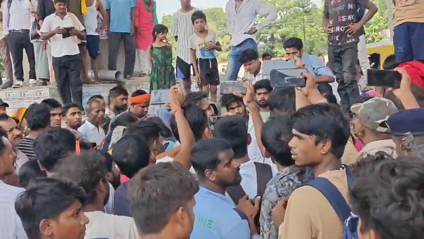 इलाज में लापरवाही का आरोप: प्रसव के दौरान महिला की मौत पर बेगूसराय में भारी बवाल, क्लीनिक में तोड़फोड़ कर NH-31 किया जाम। 7